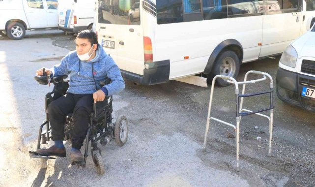 Doğuştan yürüme engelli Yaşar, yürüme hayaliyle yaşıyor