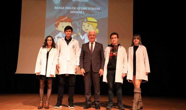 Doktor Başkan, geleceğin hekimlerine beyaz önlük giydirdi
