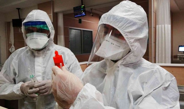 Doktorlar hastalara 'nefes' olabilmek için yeni yıla hastanede giriyor