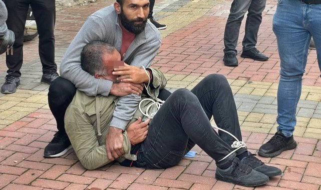 Dolandırıcılık şüphelisi, esnaf tarafından yakalanıp kaçmaması için elektrik kablosuyla bağlandı