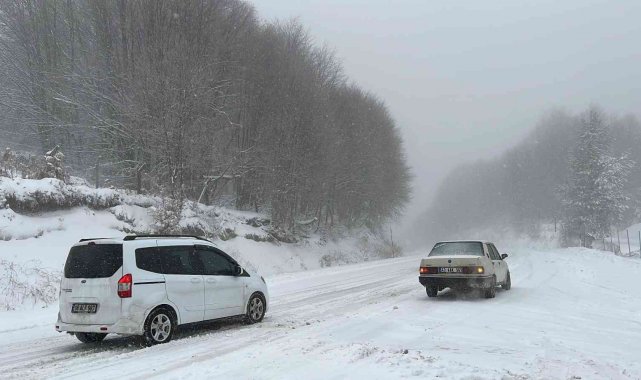 Domaniç-İnegöl karayolunda kar yağışı etkili oluyor