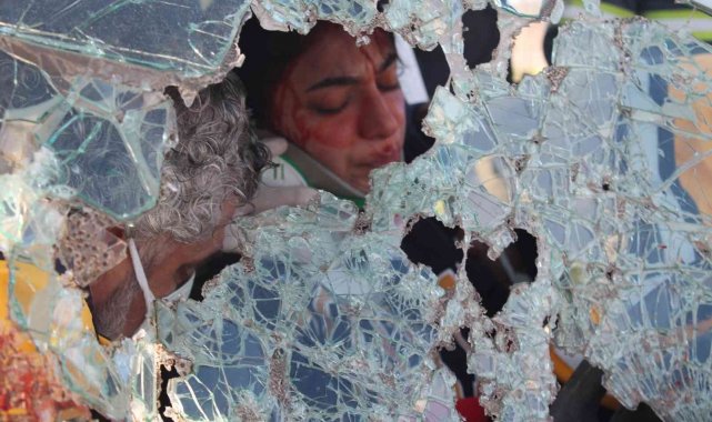 Dondurucu soğukta sağlık personeli ve üniversitesi öğrencilerden gerçeği aratmayan tatbikat