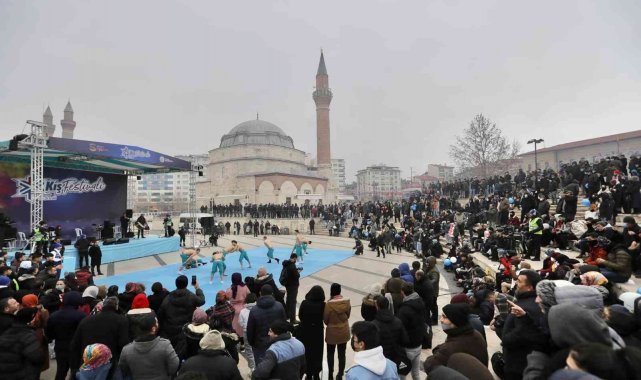 Dondurucu soğuktaki güreşe yoğun ilgi