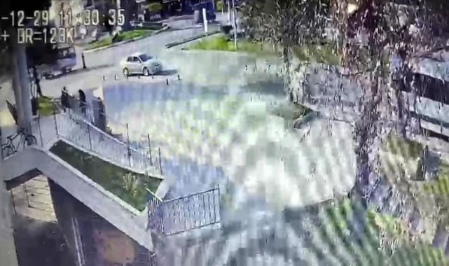 Dönüş yapan minibüsün altında kaldı, o anlar güvenlik kamerasına yansıdı