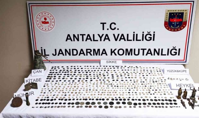 Döşemealtı'nda 705 parça tarihi eser ele geçirildi