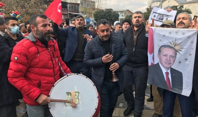 Dövizdeki düşüşe sevinen Malatyalılar, bu kez de şehir merkezinde halay çektiler, tatlı dağıttılar