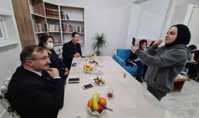 DPÜ Emet MYO öğrencileri, çocuk kitapları yazarı Gülten Dayıoğlu ile tanıştı