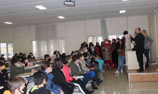 DÜ'de 'Hukukta çocuk hakları ve hukuk alanında kariyer fırsatları' konferansı