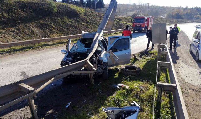 Duble yolda otomobil bariyere ok gibi saplandı: 1 yaralı