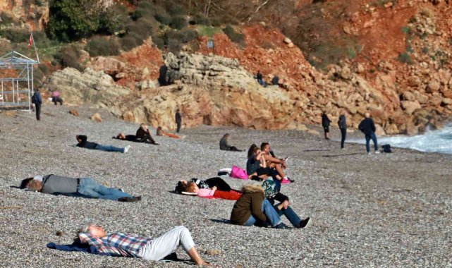 Dün felaketi yaşayan Antalya'da bugün güneş keyfi