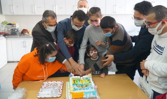 Dünya engelliler gününü pasta keserek kutladılar