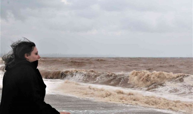 Dünya ünlü Konyaaltı sahilinde denizin rengi kahverengiye döndü