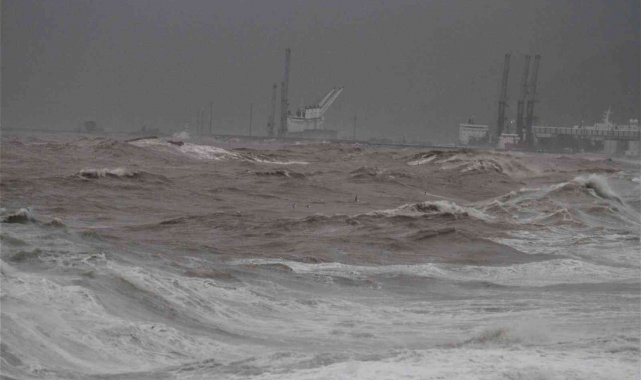 Dünyaca ünlü Konyaaltı Sahili&#039;nde denizin rengi kahverengiye döndü