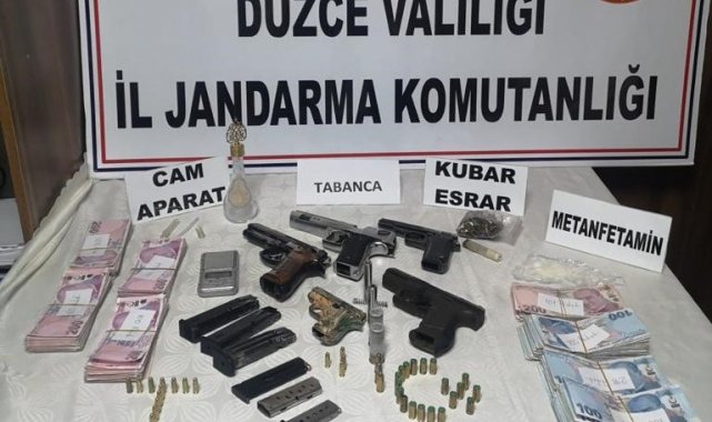 Durdurulan araçtan uyuşturucu ile silah çıktı