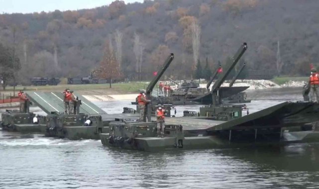 Durgun sulardan geçiş tatbikatı: Askeri araçlar göletin içinden geçti