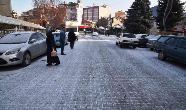 Dursunbey'de Yollar Buz Tuttu
