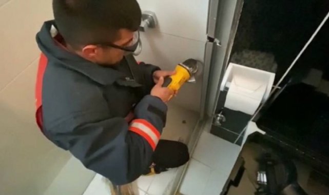 Duşakabine sıkışan muhabbet kuşunu itfaiye kurtardı