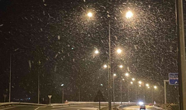 Düzce&#039;de lapa lapa kar yağdı
