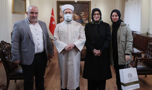 Düzceli sanatçı ödülünü Erbaş'tan aldı