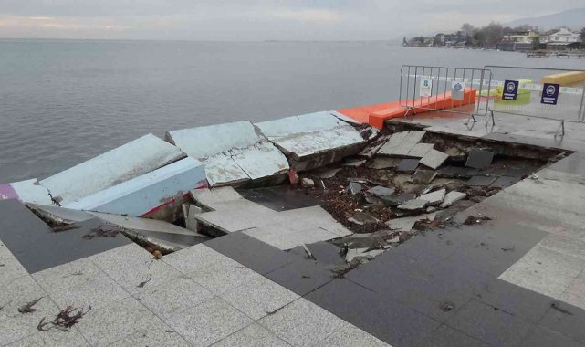 Edremit&#039;te dev dalgaların dövdüğü kordon çöktü