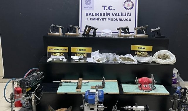 Edremit'te silah ve uyuşturucu operasyonu: Evden çıkanlar polisi bile şaşırttı