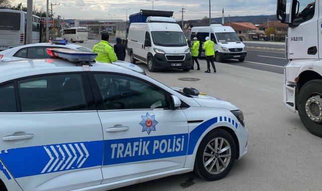 Ekipler Bolu dağı çıkışında kış lastiği uygulaması yaptı