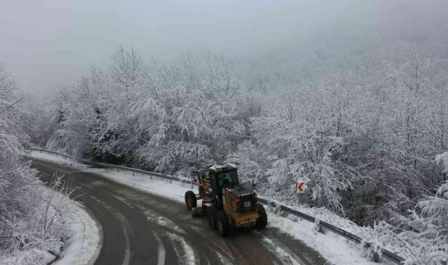 Ekipler lapa lapa yağan kar ile işte böyle mücadele ediyor