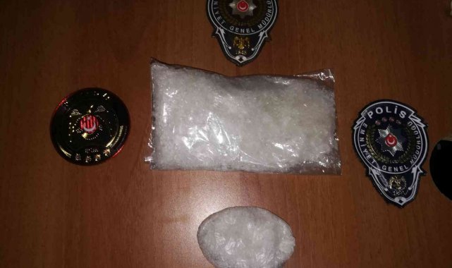 Ekiplerce durdurulan araçta 142 gram metamfetamin ele geçirildi