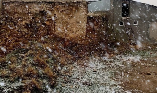 Elazığ'a mevsimin ilk karı yağdı