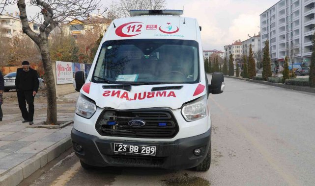Elazığ'da ambulans yayaya çarptı: 2 yaralı