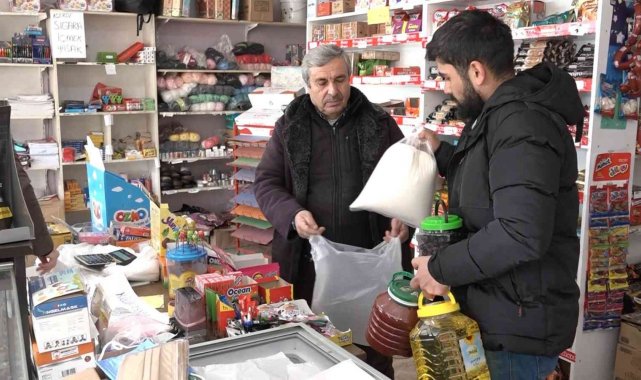 Elazığ&#039;da bakkal sahibi indirim yaptı, astığı yazılarla da dikkat çekti