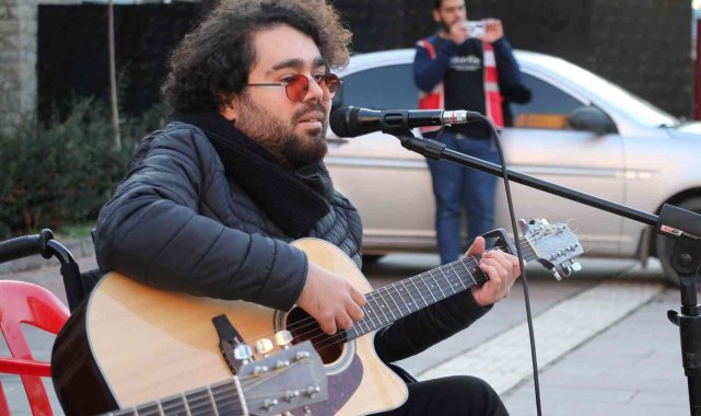 Elazığ'da engelli vatandaşlardan sokakta müzik dinletisi