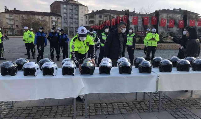 Elazığ'da motosiklet sürücülerine kask dağıtıldı