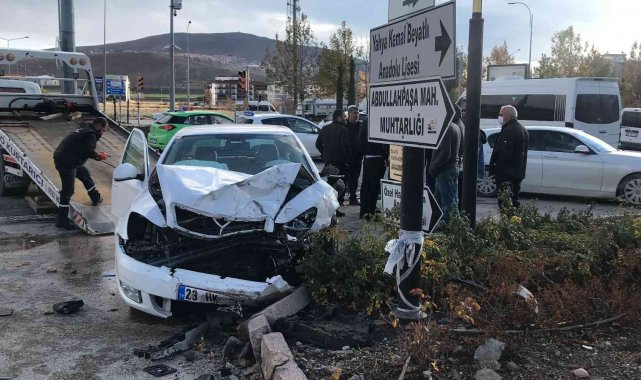 Elazığ&#039;da trafik kazası: 3 yaralı