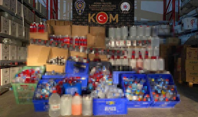 Elbise dolabının arkasındaki gizli bölmeden sahte içki çıktı