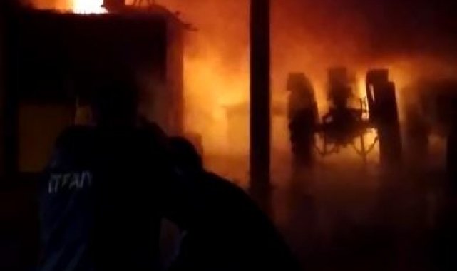 Elektrik kontağından çıkan yangında 2 ev ve 2 traktör küle döndü