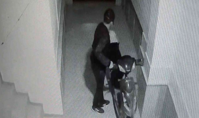 Elektrikli mopedi rahat tavırlarla çalan hırsız kamerada