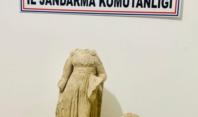 Ellerindeki tarihi eserleri satamadan yakalandılar