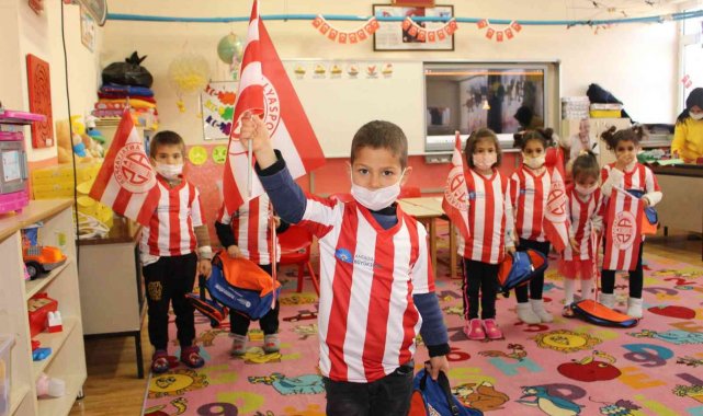 Elmalı&#039;da 130 öğrenciye Antalyaspor forması hediye edildi