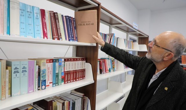 Emekli öğretmen kitaplarını belediye kütüphanesine bağışladı