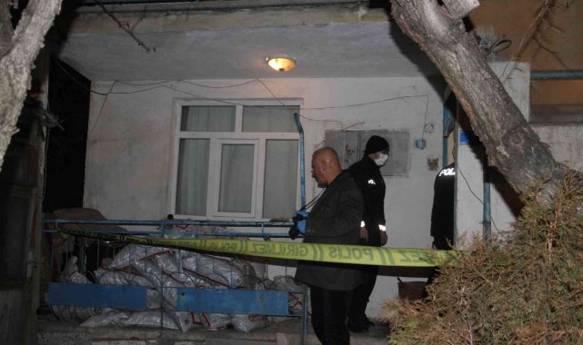 Emekli polis memuru evinde ölü bulundu