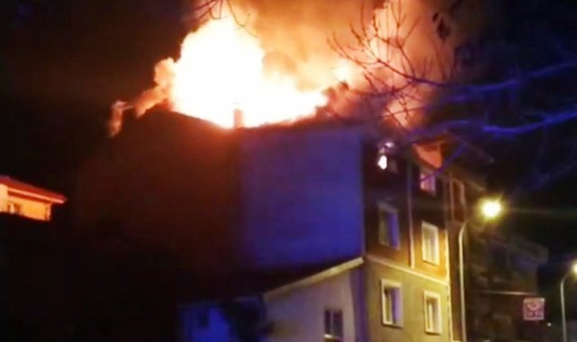 Emet'te 4 katlı binanın çatı katında çıkan yangın korkuttu