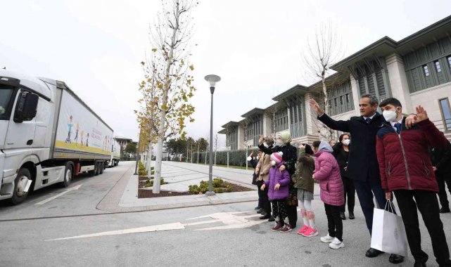 Emine Erdoğan ve Bakan Özer, "7 tır ile 7 bölgeye özel eğitim materyalleri" taşıyan tırları uğurladı