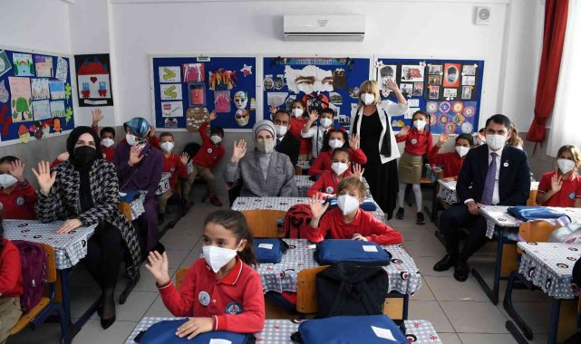 Emine Erdoğan'dan öğrencilere çifte müjde