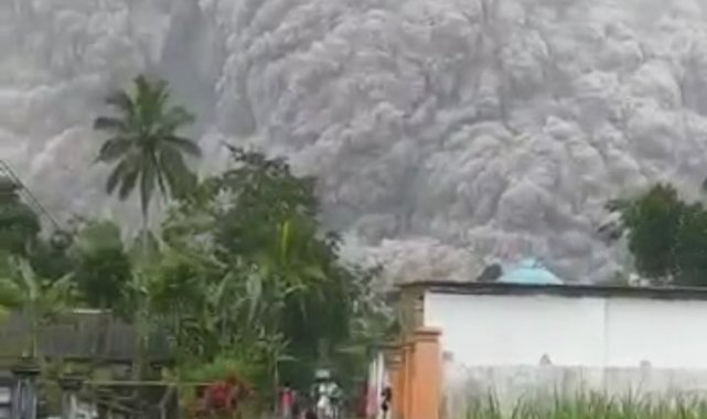 Endonezya'da Semeru Yanardağı'nda patlama