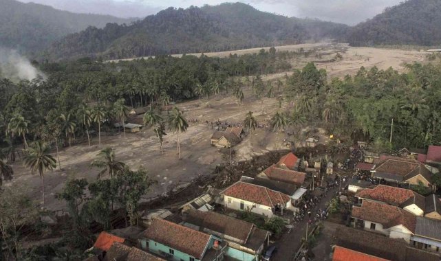 Endonezya'daki yanardağ patlamasında can kaybı 13'e yükseldi