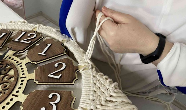 Engelleri aşan Ayşe Çalışkan, tek koluyla makrome yapıyor