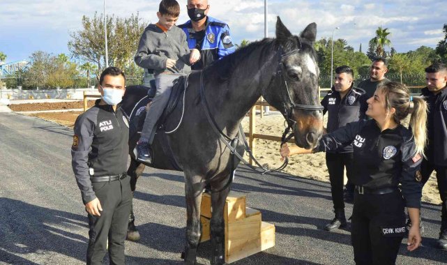 Engelli çocuklar at bindi