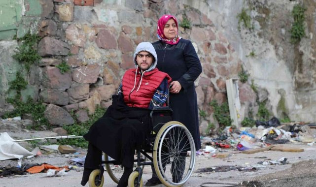 Engelli oğlu ile birlikte yeni evine kavuşmak için gün sayıyor