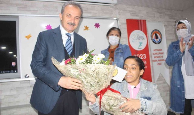 Engelli öğrencinin akülü sandalye mutluluğu